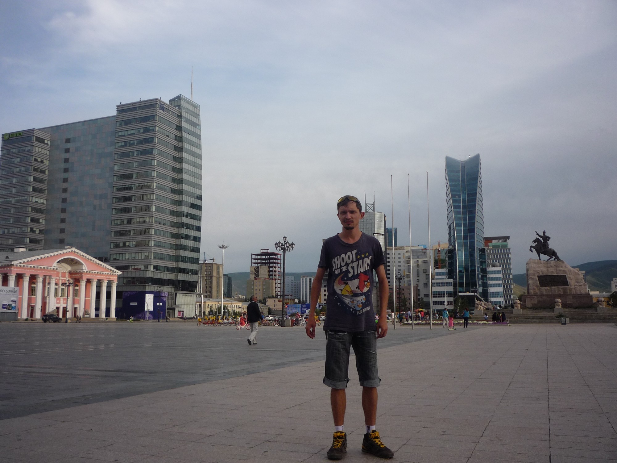 Улан-Батор, Площадь Чингисхана. Вдали торгово-офисный центр в 24 этажа «Blue Sky» и монумент Сухэ-Батору. 2016 г.