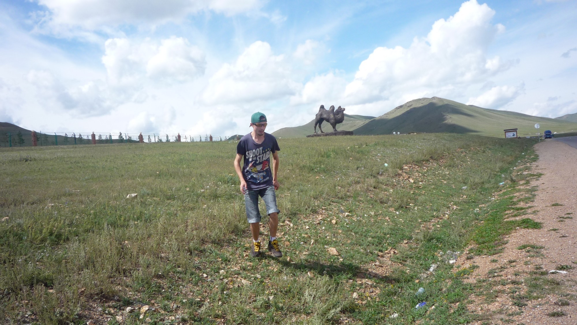 Монгольские равнины. За мной — монументик верблюду, таскателю чая из близлежащего Китая. Именно на этом месте был один из участков Великого чайного пути. 2016 г.