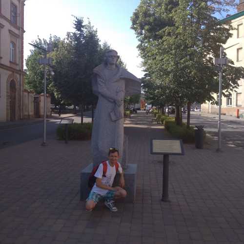 У памятника Тараса Шевченко, прожившего в Вильно полтора года…