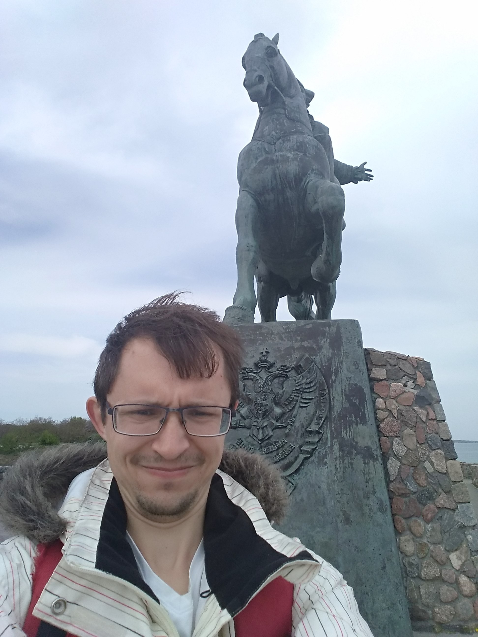 У памятника императрицы Елизаветы Петровны. Балтийск, 9 мая 2019 г.