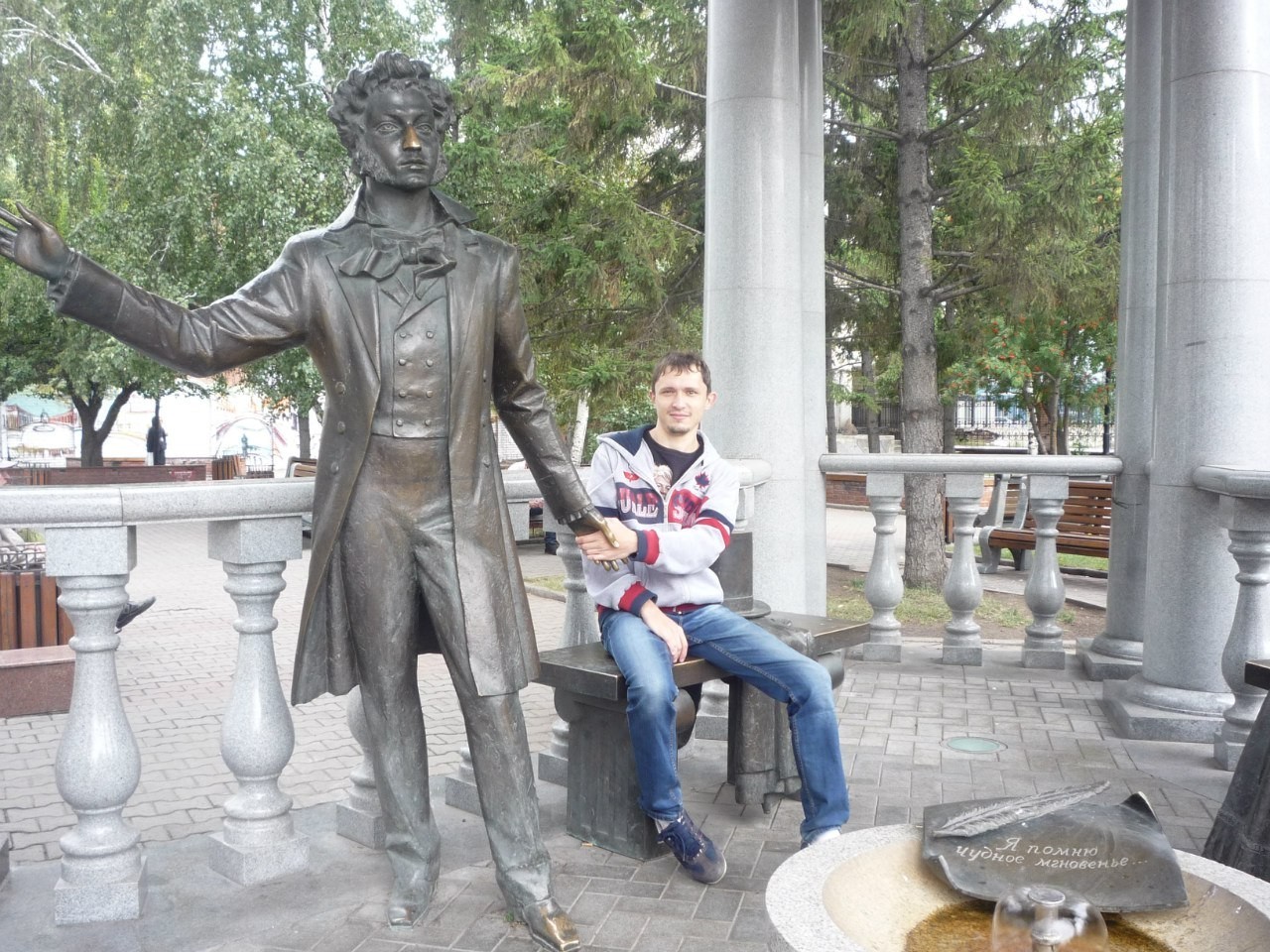 Памятник Пушкину… нос весь обхватали(