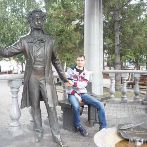 Памятник Пушкину… нос весь обхватали(