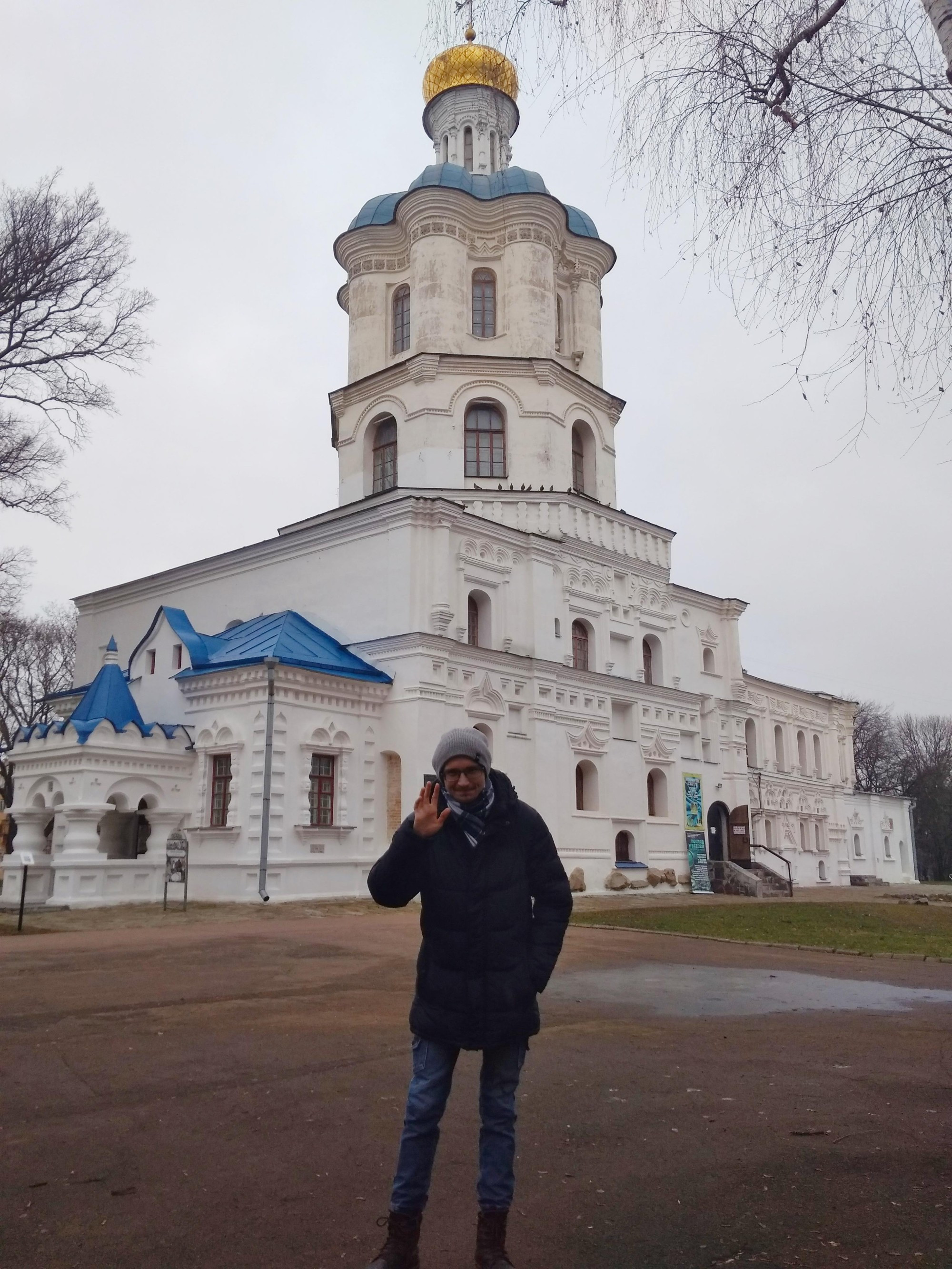 У здания Борисоглебский церкви. Левее видентвзрд в коллегиум. Январь 2020 г.