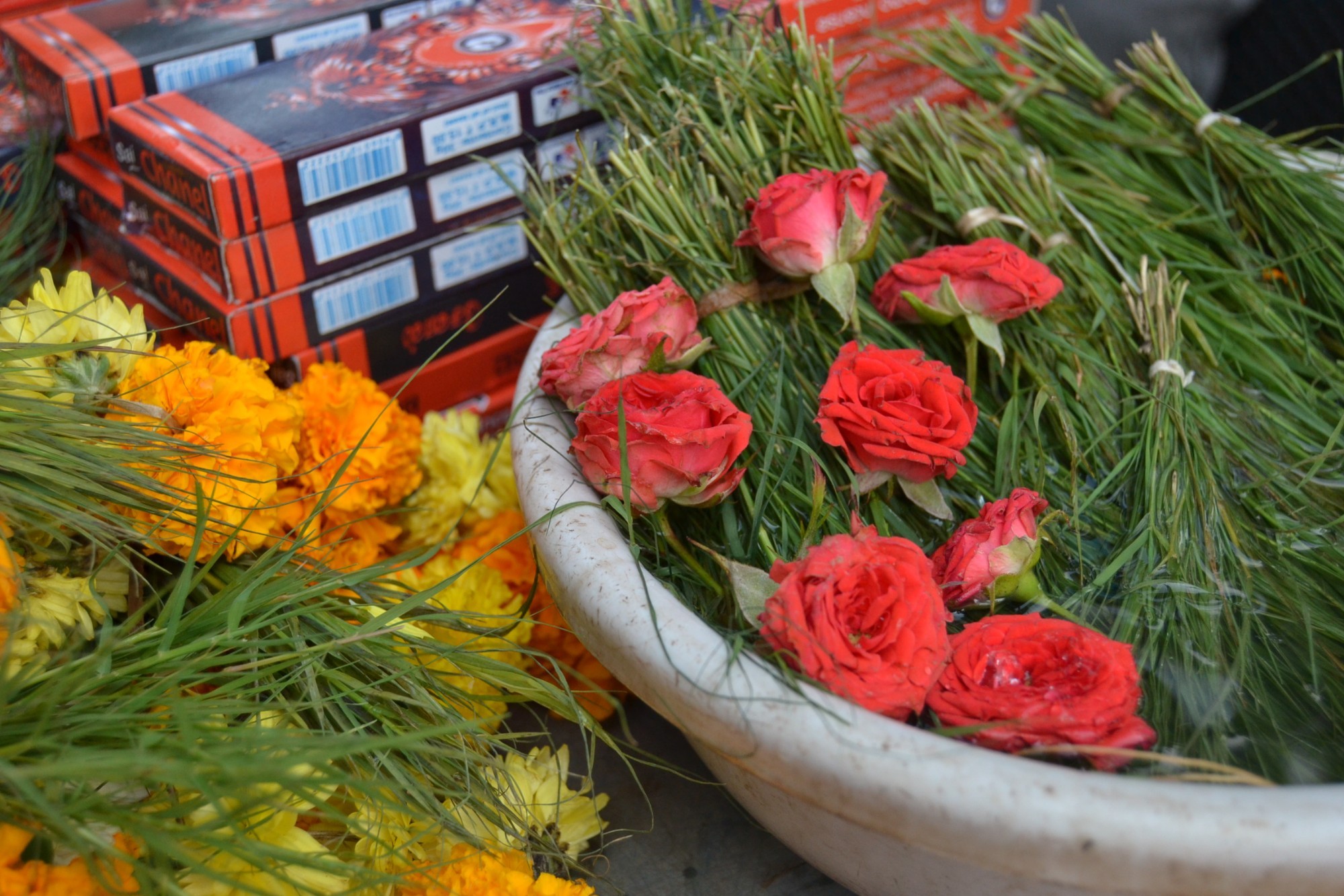 ГОА. Для утренних ритуалов возле храма Ганеша продают разные цветы, травы и благовония