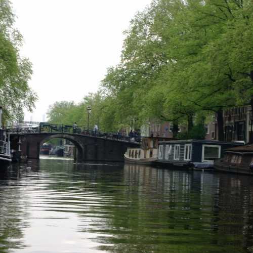 Голландия — это каналы и мосты, милые домики вдоль них! Обязательно покатайтесь на лодочке или катере!