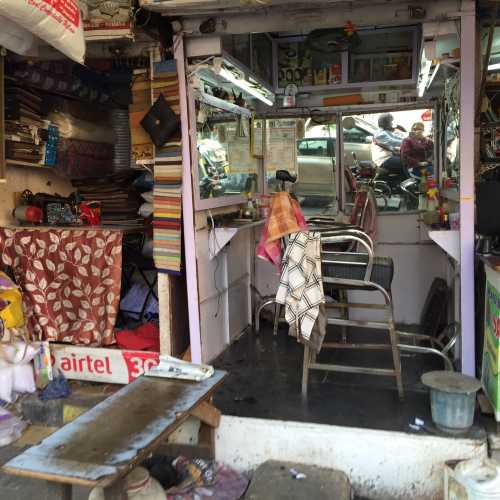 Little stores and barber shop in Mumbai 