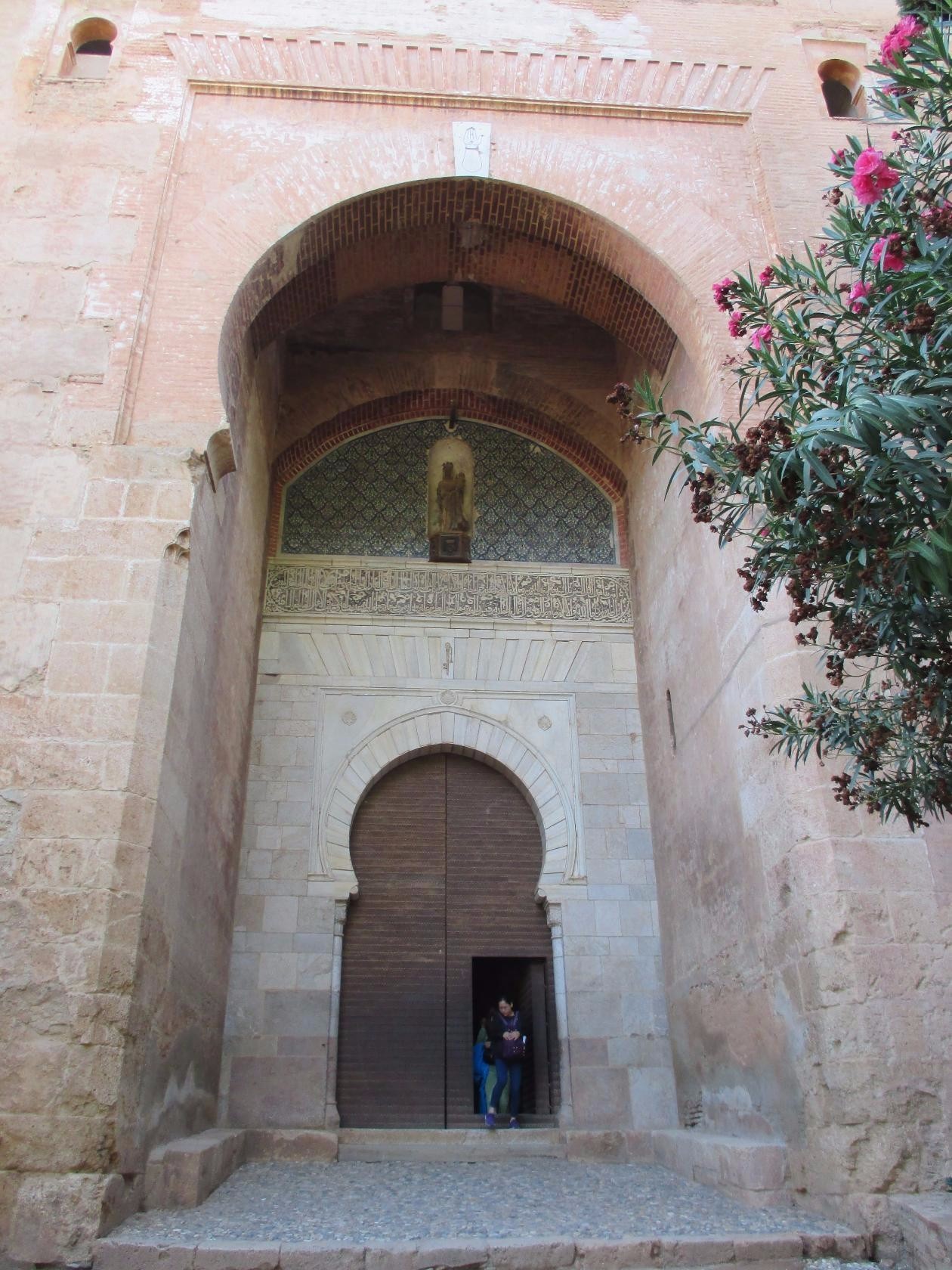 Средневековый вход в Альгамбру<br/>

