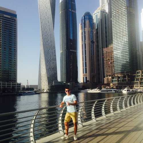 Дубай можно охарактеризовать как «бетонные джунгли». По мимо небоскребов здесь можно посмотреть поющий Дубайский фонтан — высота его около 150 метров и пожалуй один из самых красивых из всех «танцующих фонтанов» в мире. Советую его посмотреть если будете в Эмиратах.