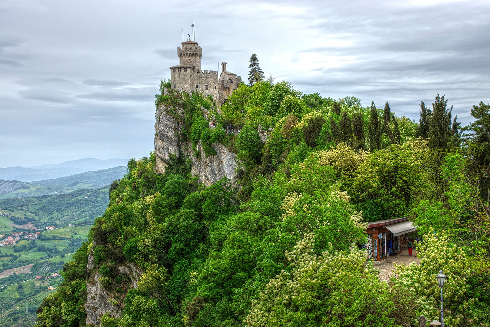 Сан марино отзывы. Сан-Марино (город). Сан Марино природа. Три башни Сан-Марино. Сан Марино пейзажи.