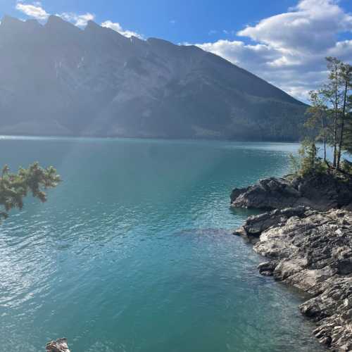 Lake Minnewanka, Канада