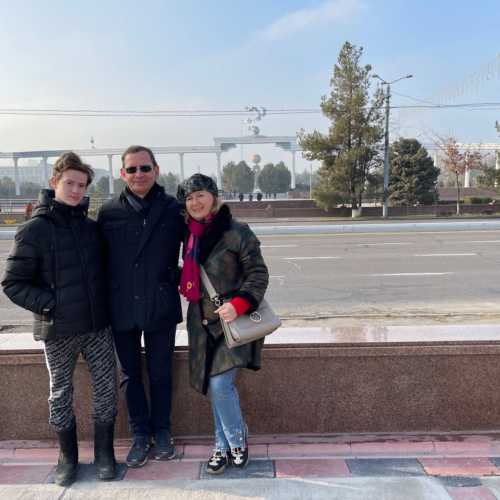 \"Монумент Дружбы Народов\". В память о кузнеце Шамахмудова Шаахмета., Узбекистан