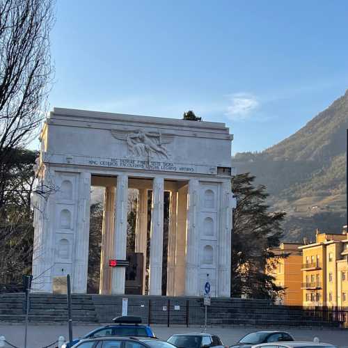 Монумент победы, Италия