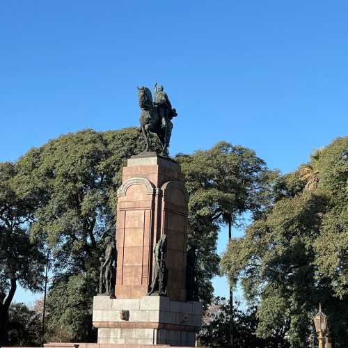 Памятник Карлосу  Авелару, Аргентина