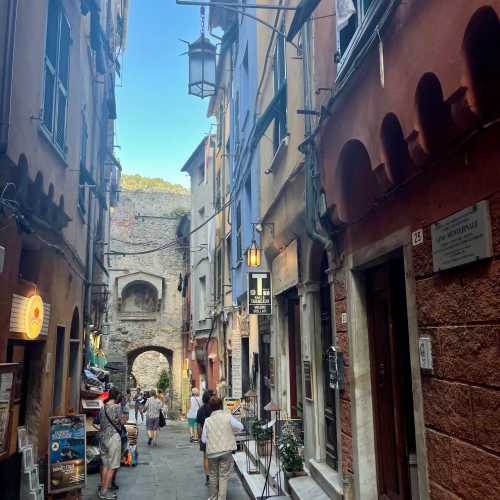Porta del Borgo, Италия