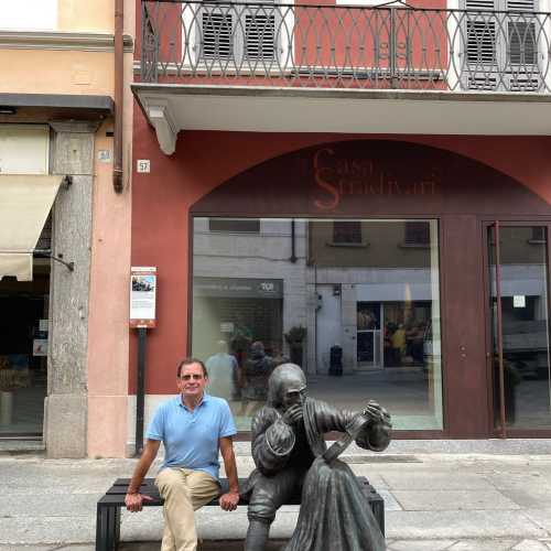 Памятник Страдивари перед его домом, Италия