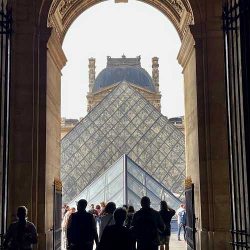 Пирамида Лувра, Франция