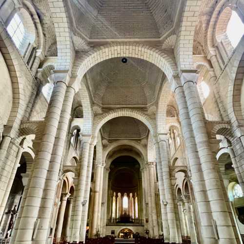 Церковь Св.Хилари, Франция