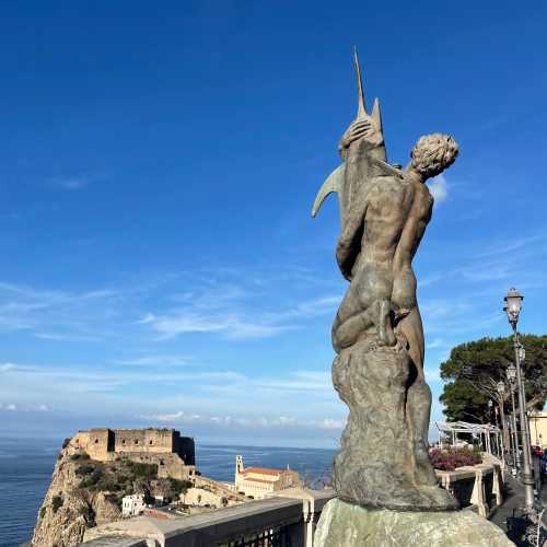 Памятник рыбаку :мрыба-меч, Италия