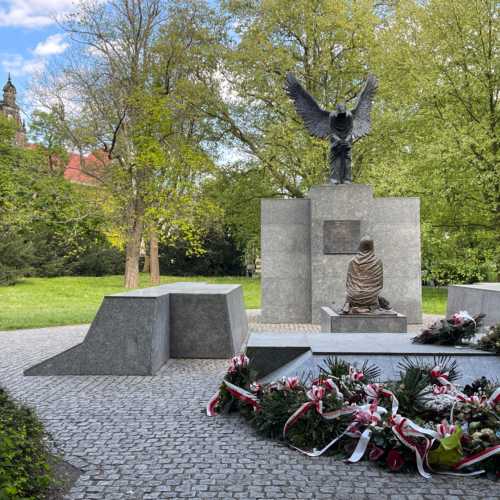 Памятник жертвам Катыни, Poland