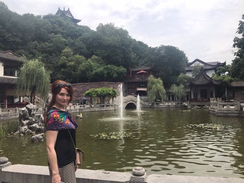 на территории храма, Ухань, Китай лето 2018