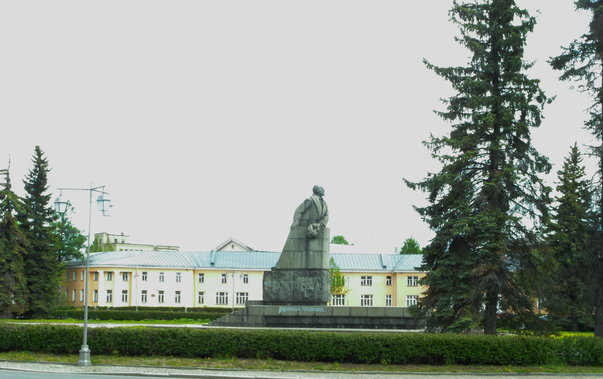 Памятник Ленину, расположенный на одноименной площади в Петрозаводске. Это единственная работа из камня известного скульптора Матвея Генриховича Манизера