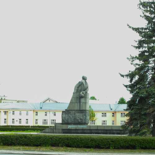 Памятник Ленину, расположенный на одноименной площади в Петрозаводске. Это единственная работа из камня известного скульптора Матвея Генриховича Манизера