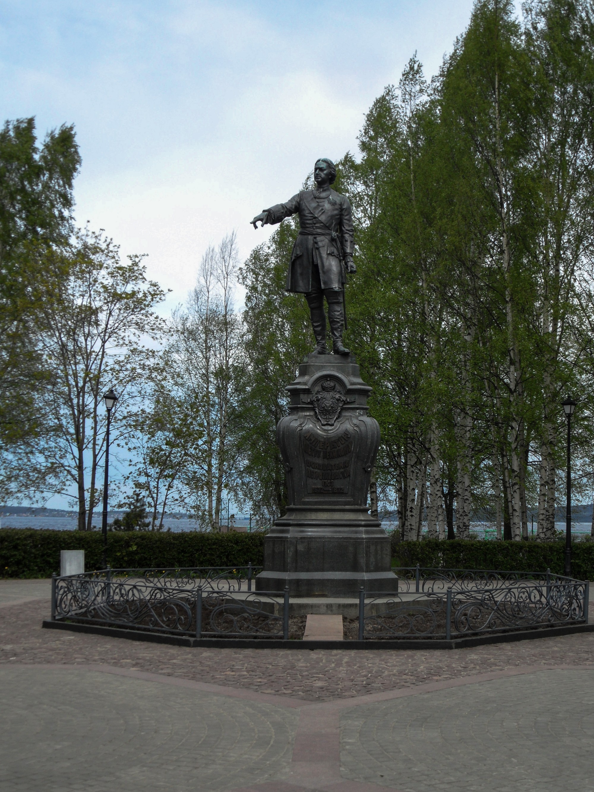 Памятник Петру I, основателю Петрозаводска, был открыт на Круглой площади 30 июня 1873 года.