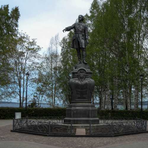 Памятник Петру I, основателю Петрозаводска, был открыт на Круглой площади 30 июня 1873 года.
