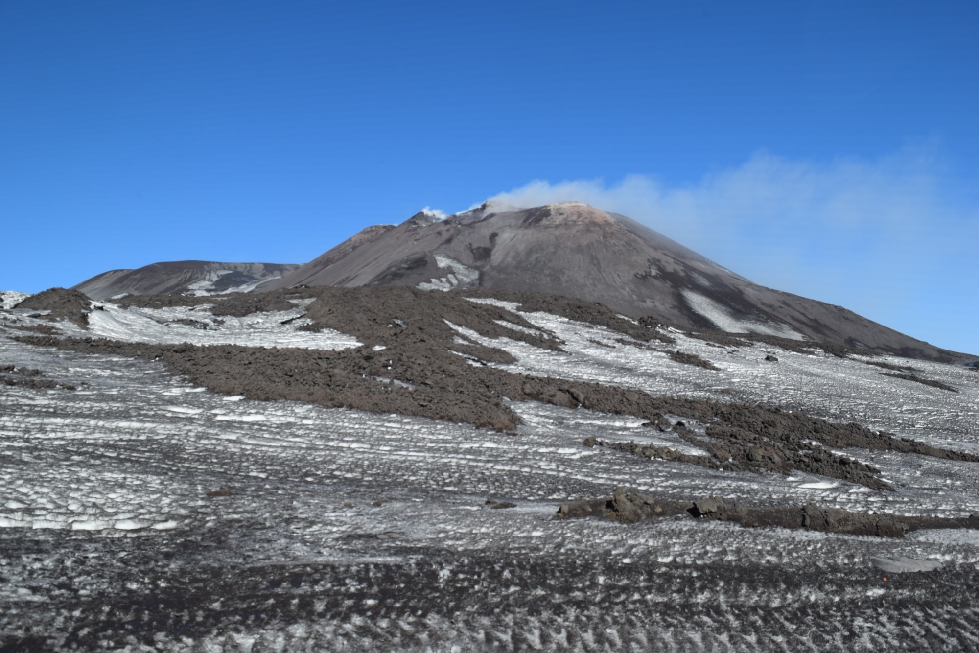 самый высокий действующий вулкан Европы.Этна.