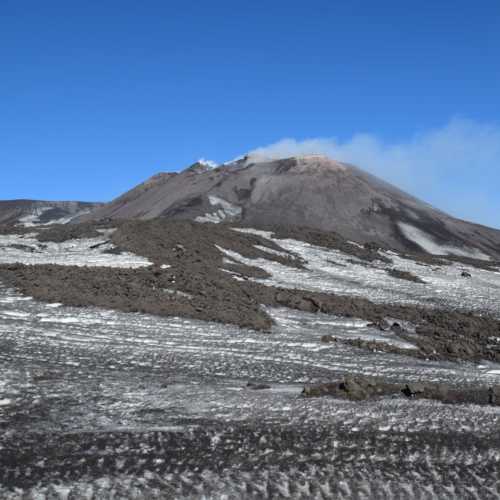 самый высокий действующий вулкан Европы.Этна.