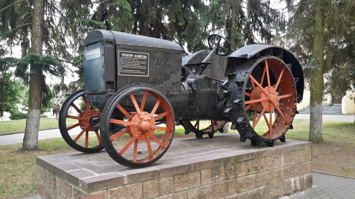 Памятник трактору «Капитан» в Пинске