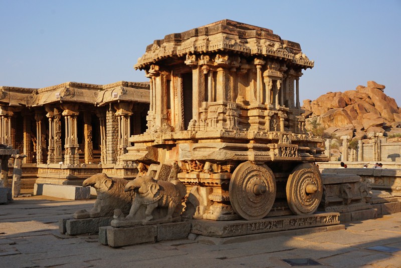 Храм Виттала известен своей каменной колесницей.