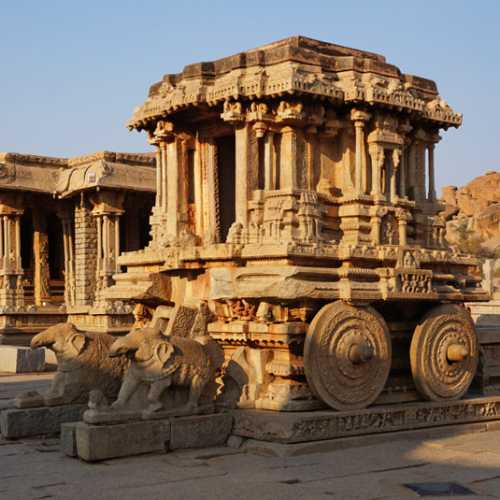 Храм Виттала известен своей каменной колесницей.