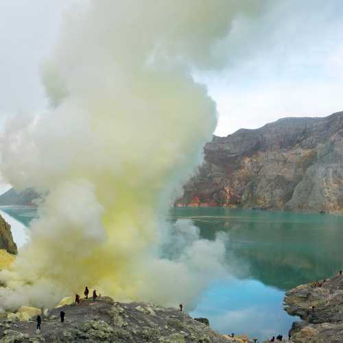Серное озеро в кратере вулкана Иджен. Ява.
