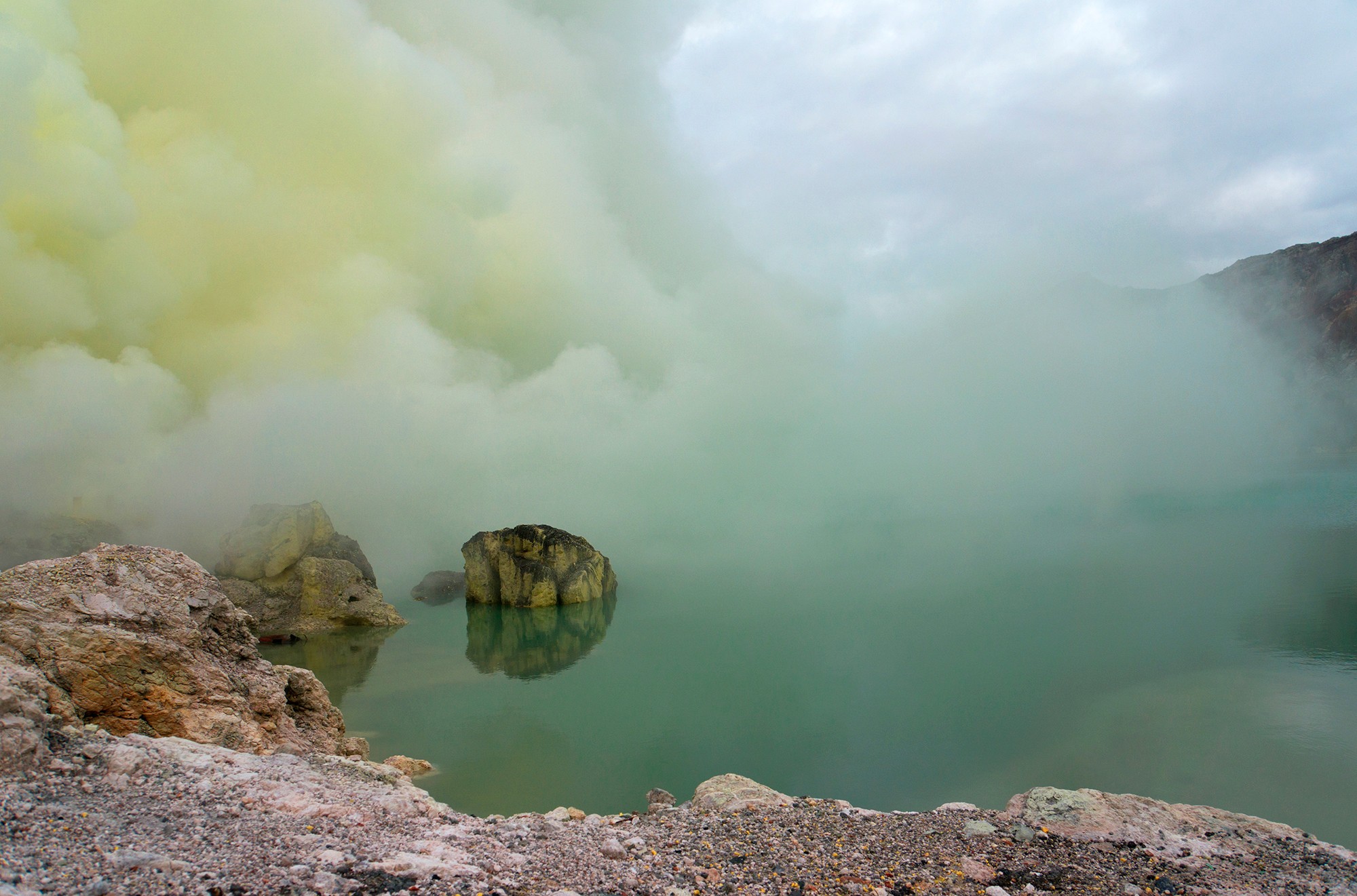 Серное озеро в кратере вулкана Иджен. Ява.