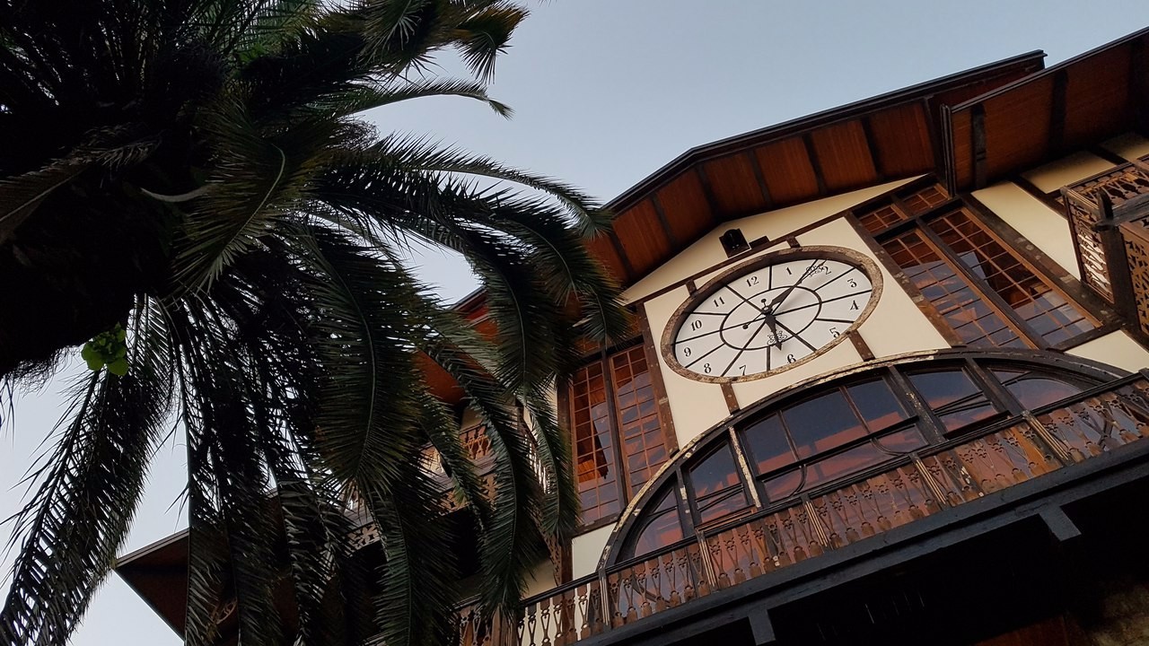 Ресторан «Гагрипш» — один из символов Гагры. Деревянное здание с часами, купленное принцем Ольденбургским на всемирной выставке в Париже, было привезено в разобранном виде в 1902 году и собрано на месте. Особенность здания заключается в том, что оно собрано без единого гвоздя. А часы до сих пор заводятся вручную.