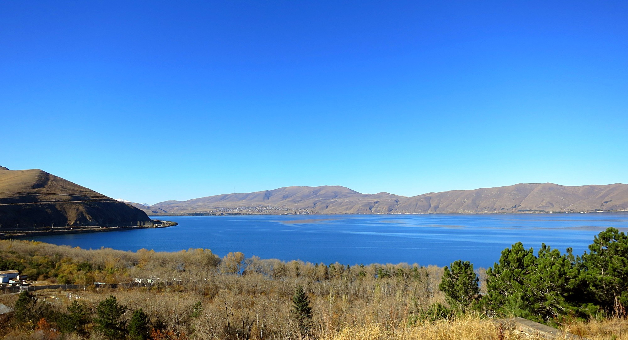 Глубина озера севан. Севан Армения. Озеро Севан. Бассейн озера Севан. Севан озеро 2022.