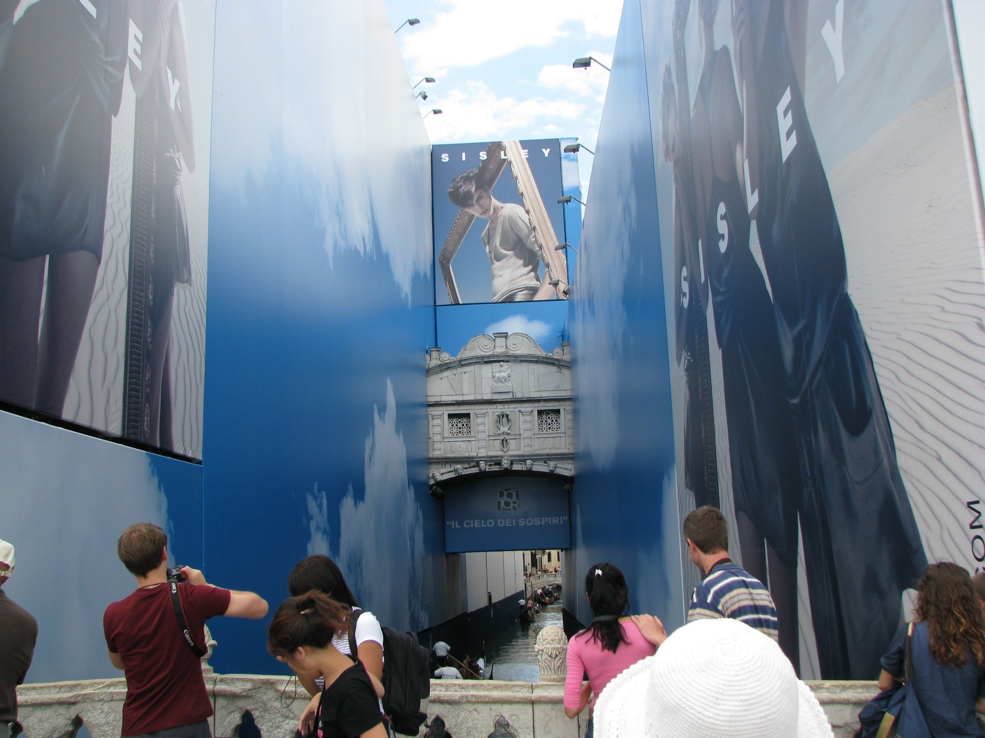 Мост Вздохов в Венеции в июле 2009 выглядел именно так.