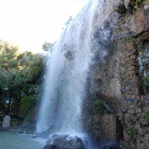 Водопад на холме Шато