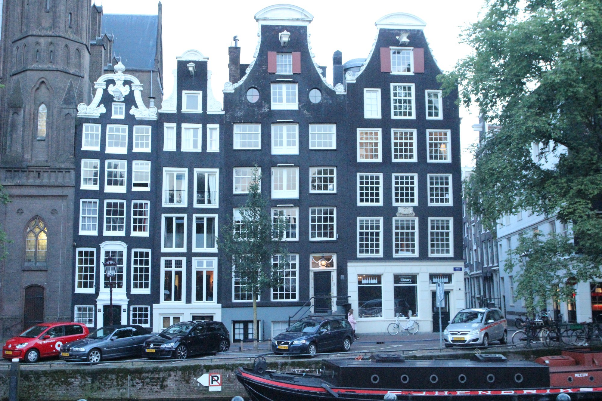 Голландская дом 3. Фасады Амстердама. Ганзейский стиль Амстердам. Голландия домики Амстердам. Пряничные домики Амстердам.