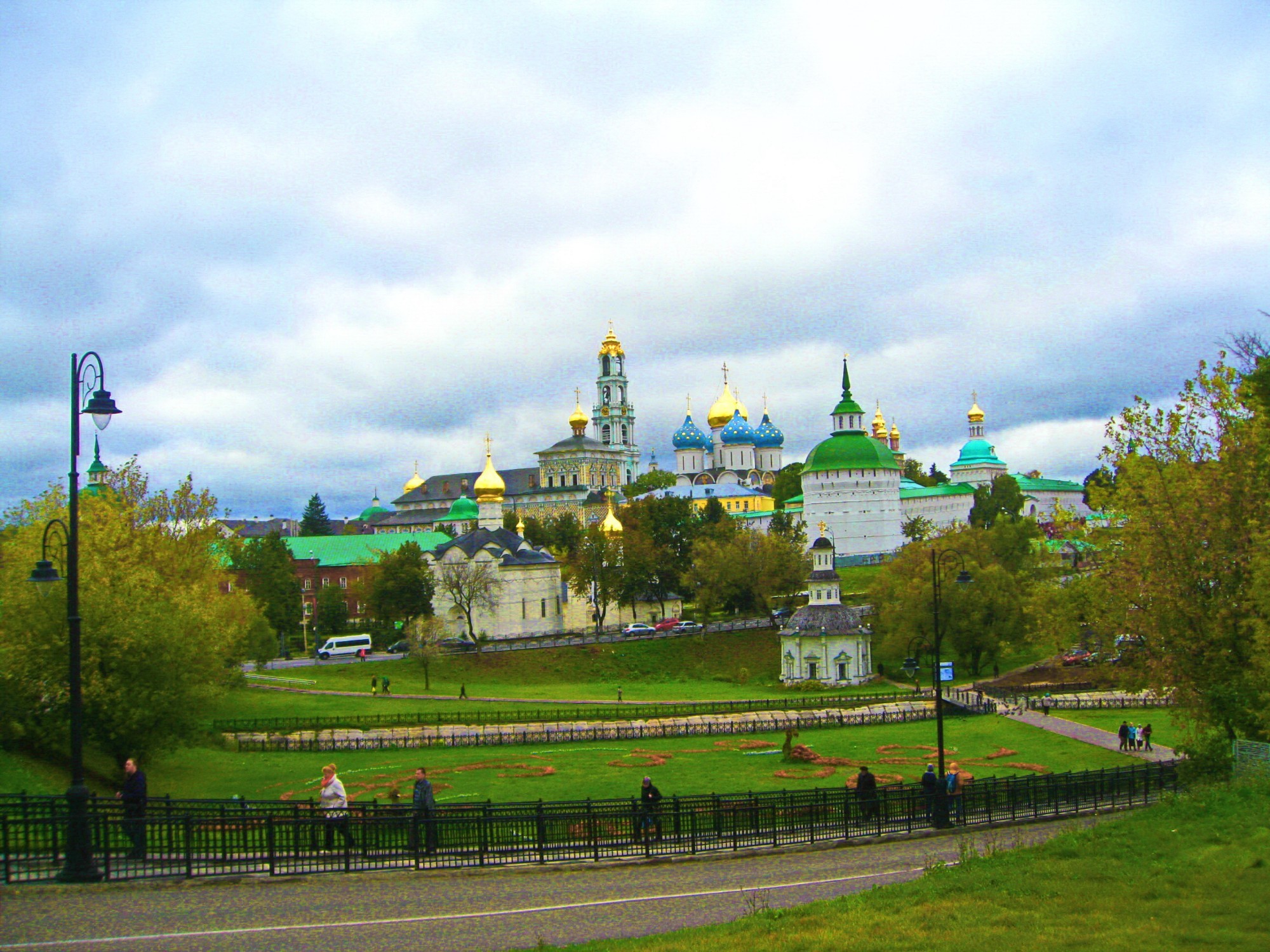 Лавра фото. Троице-Сергиева Лавра фото. Сергиева Посада Лавра оздоровительный центр. Фото Лавры в Сергиевом Посаде. Сергеевский Посад в России.