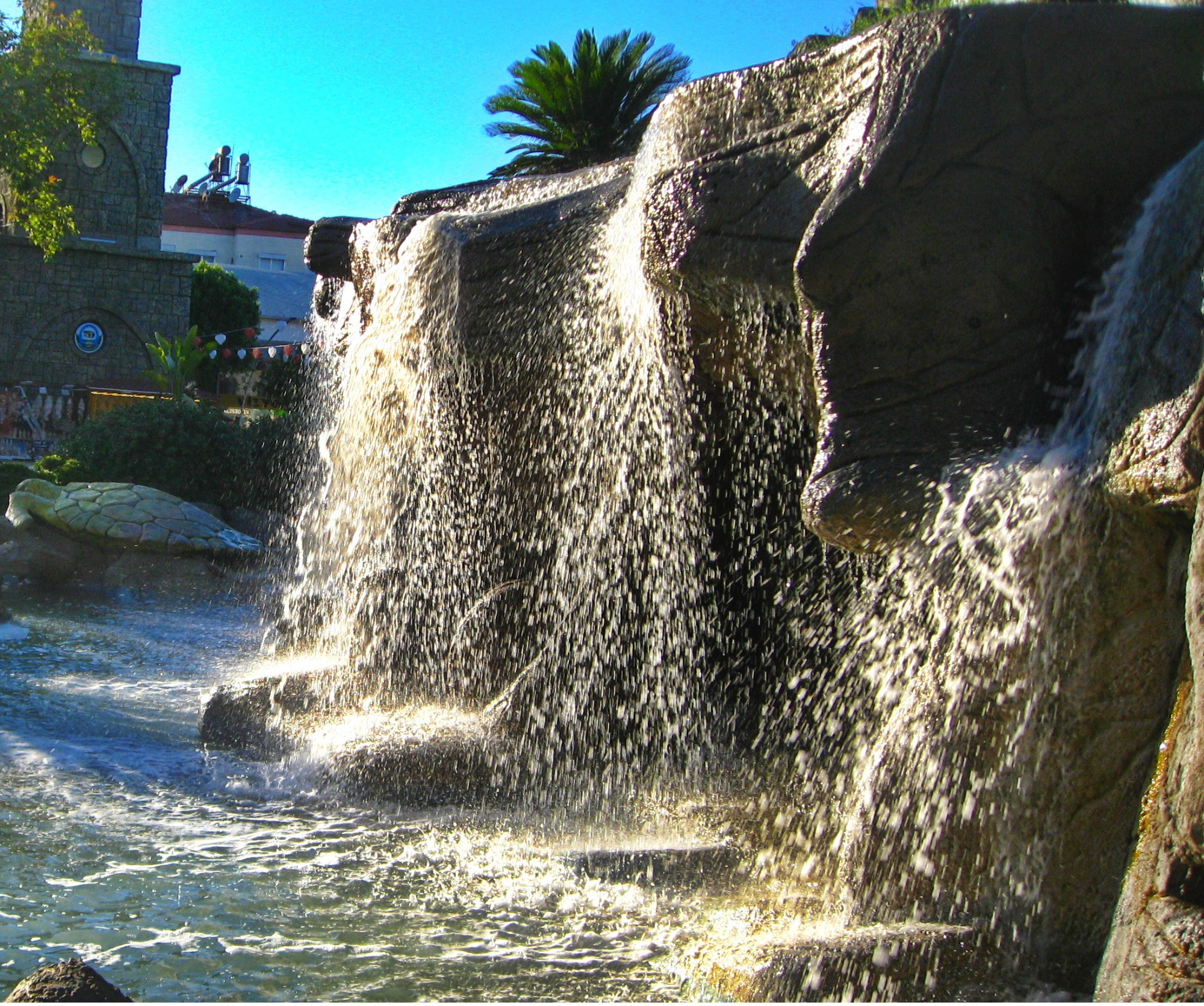 Искусственный водопад на площади Белека<br/>
