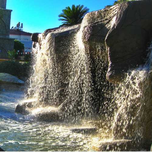 Искусственный водопад на площади Белека<br/>
