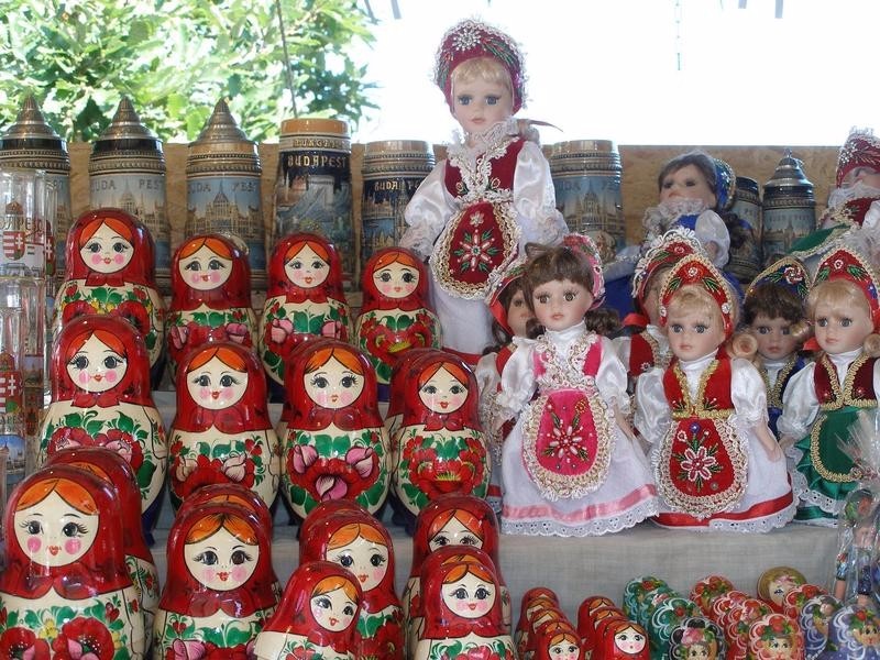 Просто сувенирная лавка с куклами в национальных костюмах.