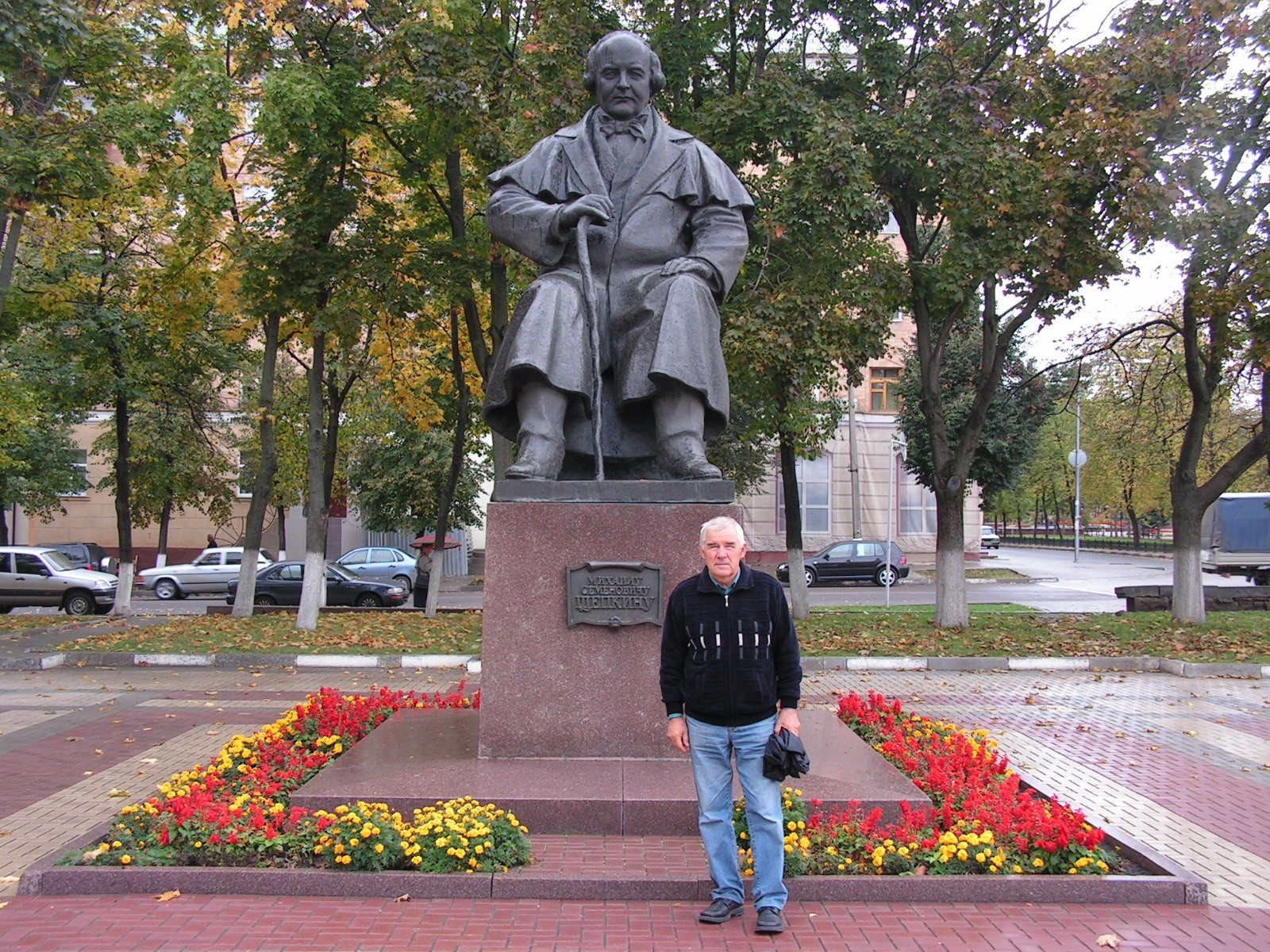 Памятник М.С.Щепкину около драматического театра им. М.С.Щепкина, 2006 год