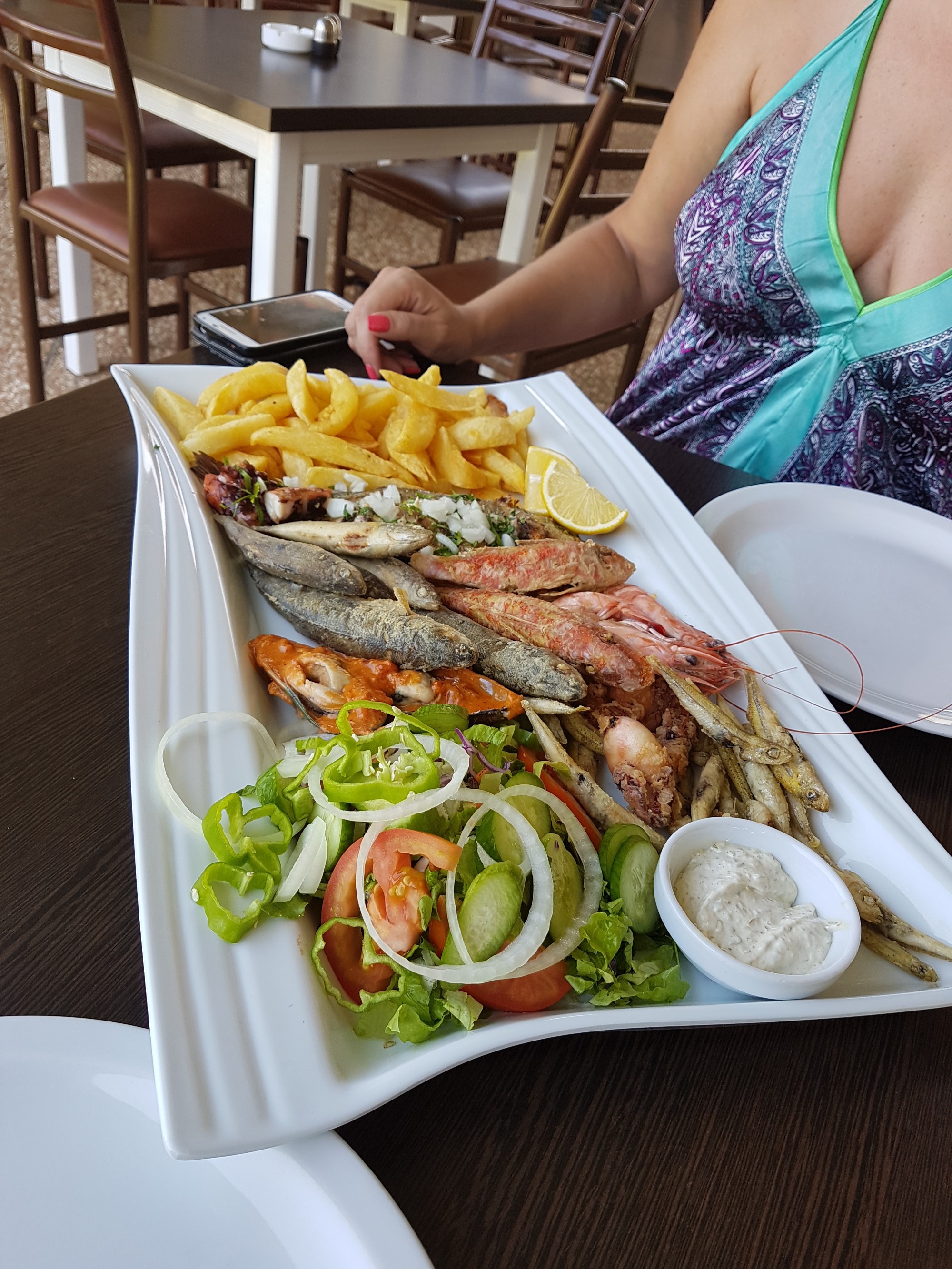 Всем отдыхающим на Кипре обязательно попробовать fish meze. На фото порция на 2 человек.