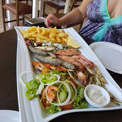 Всем отдыхающим на Кипре обязательно попробовать fish meze. На фото порция на 2 человек.