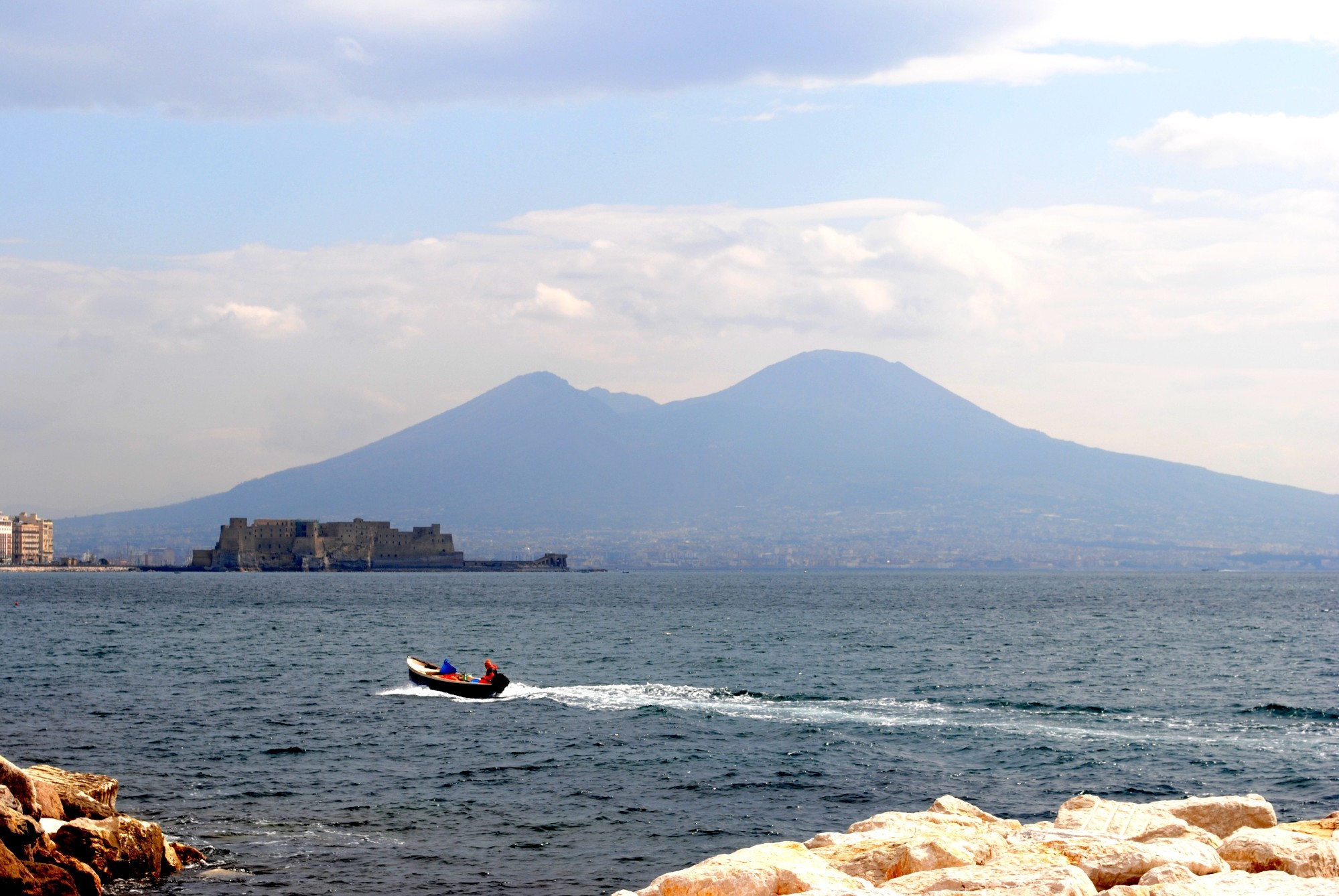 Неаполитанский залив.На заднем плане Везувий.