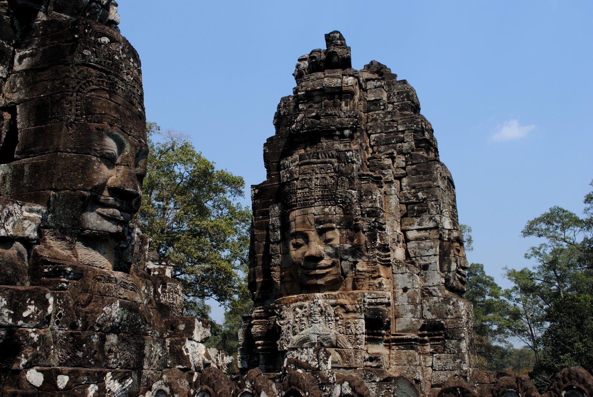 Байон — храмовый комплекс в центре Ангкор-Тома, построен в XII веке в честь короля Джаявармана VII