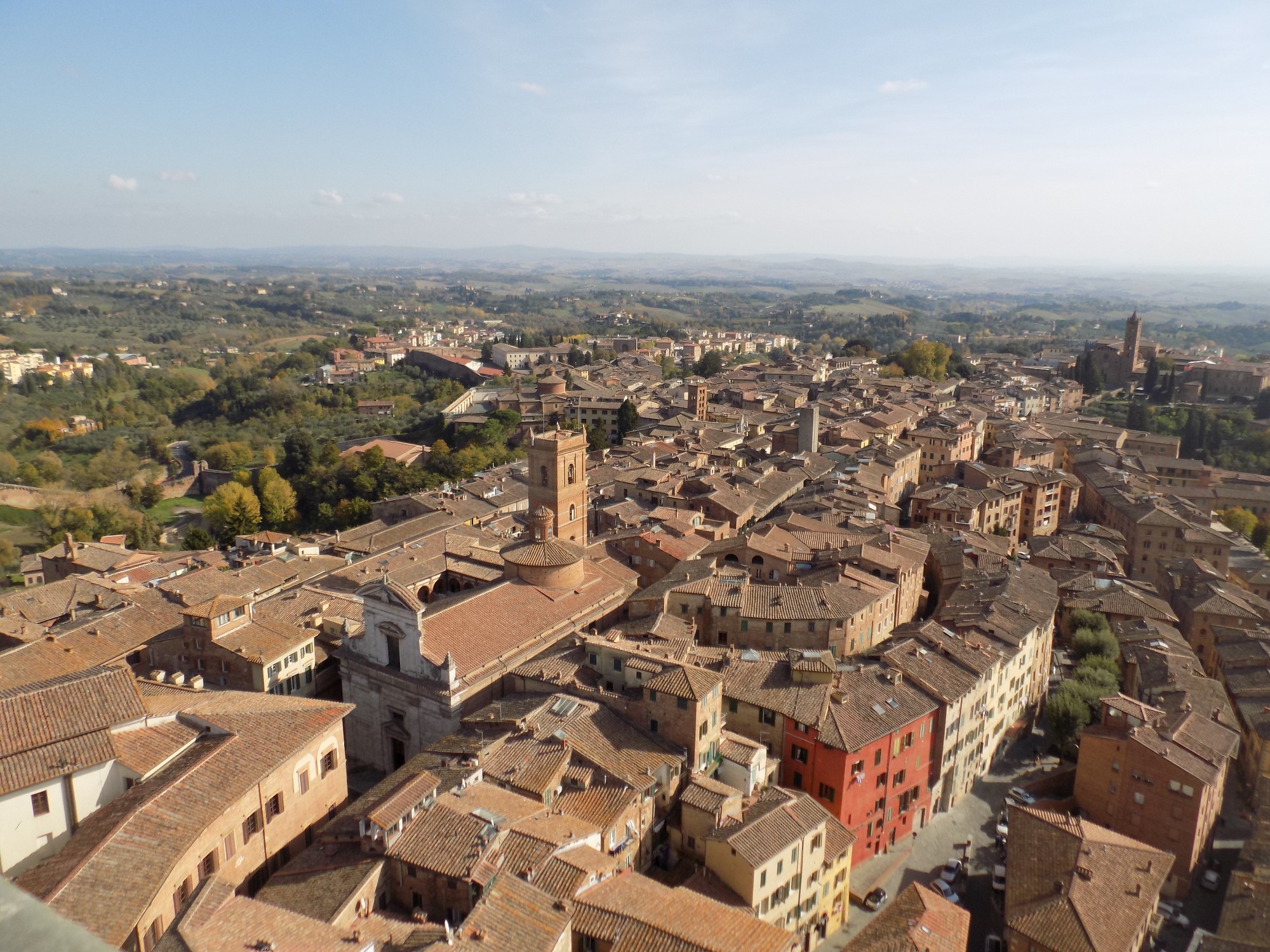 Вид на холмы Тосканы и город с башни Торре-дель-Манджа, Сиена